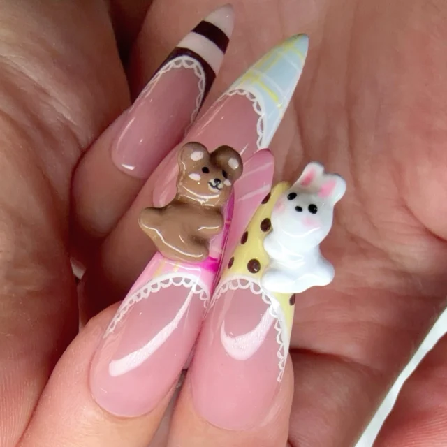 The cutest little hand sculpted nail hippers 🐻🐰✨
I’m O B S E S S E D with this nail trend and such a good way to add a bit of whimsey to your nails 💕